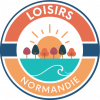 Logo de Loisirs Normandie représentant différents cercles de couleurs les uns dans les autres et au coeur de l'eau avec une vague et des arbres